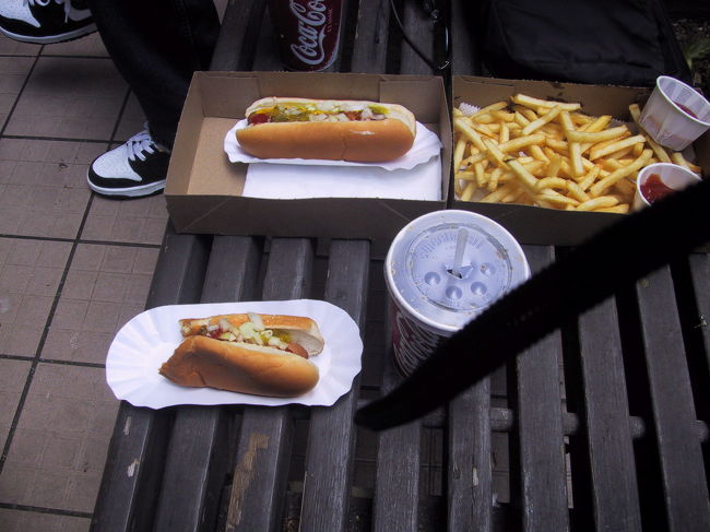 ロイヤル・ハワイアン・ショッピングセンター内の小さなホットドック屋で、ホットドックとポテトとジュースのセットをいただきました。おいしかった！