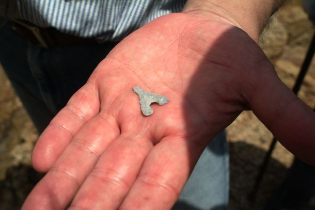 貝塚の上からサヌカイトの鏃が見つかったでがんす。