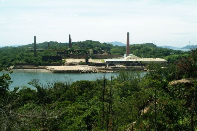 沖鼓島では高いとこに登ってみたでがんす。<br />対岸の犬島の「精錬所」プロジェクトが見渡せたでがんす。