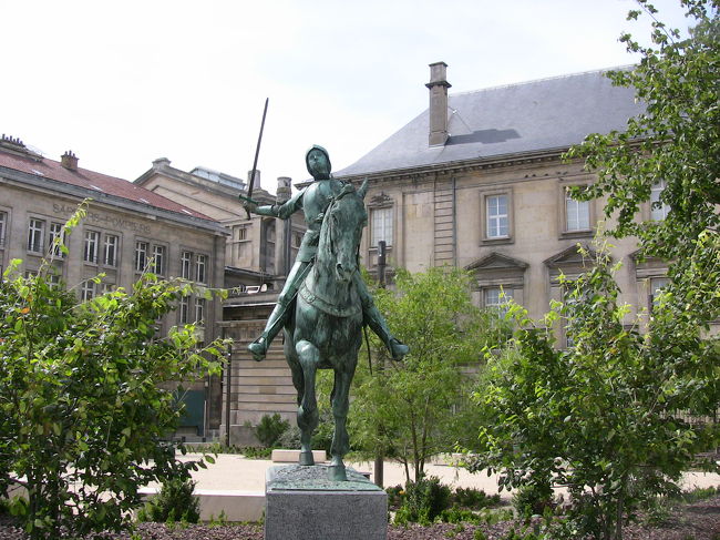 ジャンヌダルクの像<br /><br />ジャンヌは、シャルル7世を歴代のフランス国王が戴冠式を挙げてきたランスにて戴冠させる為に、当時イギリスに支配されていたランスへ侵攻しました。<br /><br />当時の様子が目に浮かんできます。