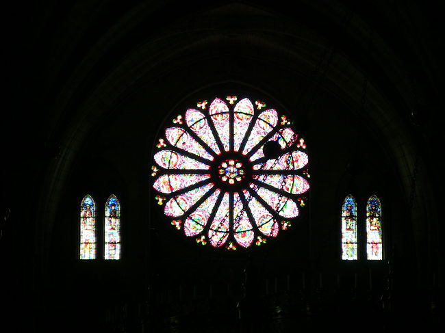 サン・レミ教会の内部<br /><br />ファサードと逆側のステンドグラス