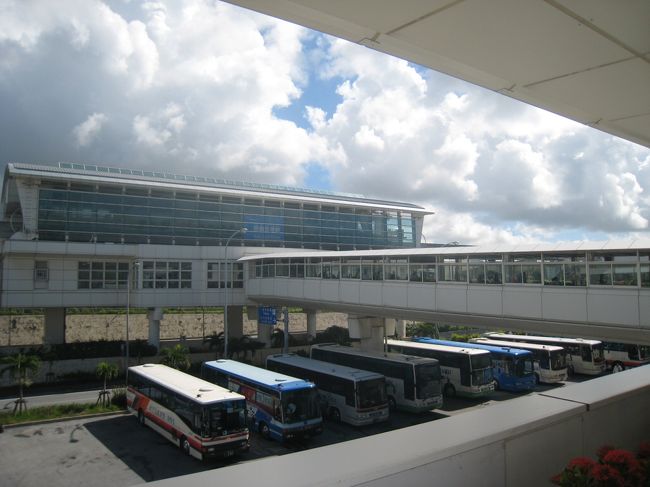 那覇に到着しました<br />暑い!!<br /><br />１１月なのになんと３１℃もありました。<br />現地の方によると昨日までは寒かったそうです。<br />「今日は異常だよ〜」と言われました。