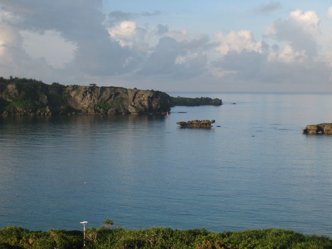 ＜２日目＞<br /><br />早朝、ホテルの部屋の窓から見た万座毛です。<br />今日も暑いです。