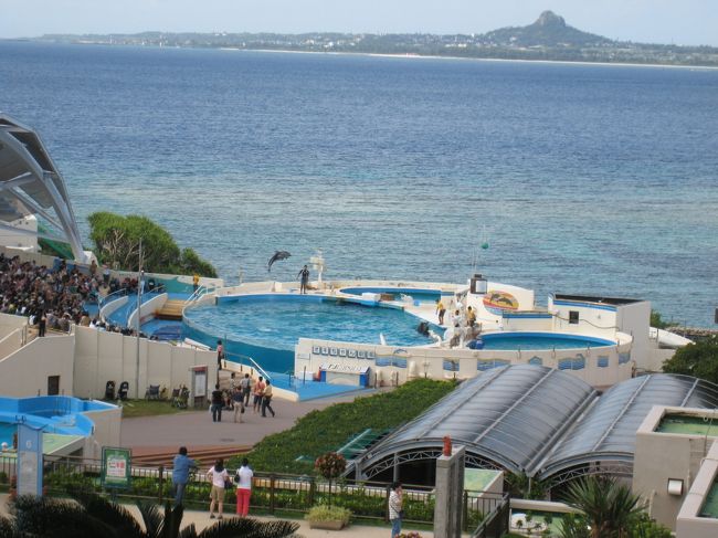 「オキちゃん劇場」のイルカショーです。<br />ジャンプしてるイルカが小さく写ってるんですよ。<br /><br />実は私はＡＮＡのツアーバスで来ていたので、<br />集合時間に間に合わなくなるため<br />ショーは見れませんでした・・・無念！<br />これはバスに戻りながら撮った未練たっぷりの１枚。<br />