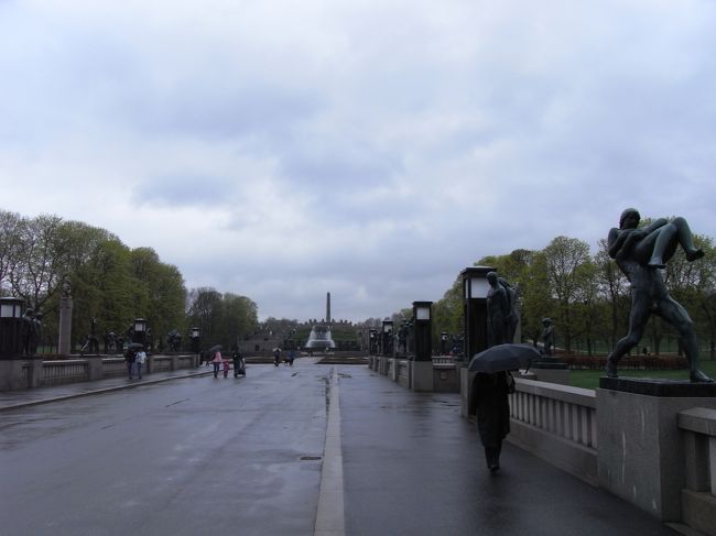 この日は雨。晴れていたらもっと公園を楽しめたのになぁ。人間の塔を目指して歩く。