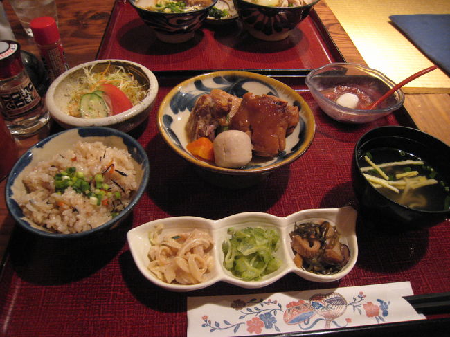 ラフテー・てびち・ミミガーなどいろんな豚肉料理が<br />セットになってます。てびちおいしい・・・。