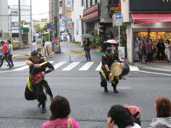 日曜日は国際通りが歩行者天国になるらしく、あちこちで<br />イベントなど行われてました。<br />エイサーがすごくかっこよかったです。