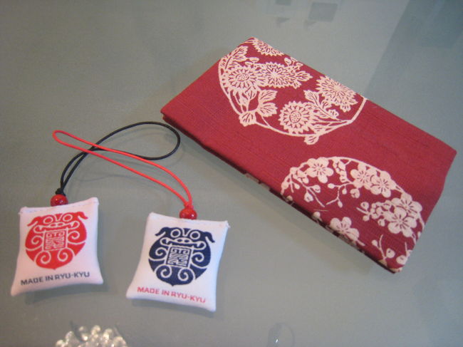 右上は「琉球ぴらす」というお店で買った<br />名刺入れで、左側の２つは<br />「ＭＡＸ?」で買ったマース（塩）入りストラップです。<br /><br />「ＭＡＸ?」にはシーサーなどをモチーフにした<br />Ｔシャツもあって、私も何枚か買いました。<br />姉妹店の「ＭＡＸ?」と「ＭＡＸ ＣＡＳＡ」も。