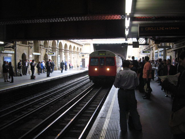 私の泊まったホテルの近くのパディントン駅です。<br />パディントン・ベアで有名な場所です。<br /><br />初期の地下鉄の駅のため、蒸気機関車時代の名残で駅や線路の途中で地上が見えます。<br />換気に使ったのでしょう。