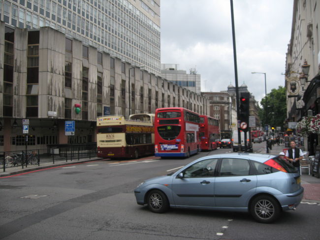 バッキンガム宮殿への最寄り駅ヴィクトリア駅周辺です。<br />ロンドンらしく２階建てバスが多いですね。