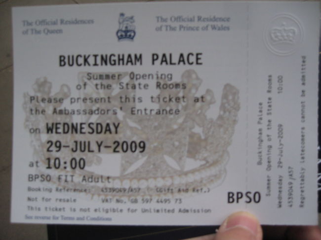 これがバッキンガム宮殿の開放のチケットです。<br />私は日本からネットで事前予約していったのですが、当日購入だとかなり並んでいました。<br /><br />やっぱり一定期間しか開放しない場所ですし、人気があるのでしょう。