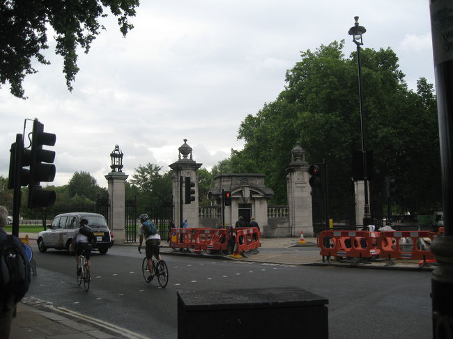 バッキンガム宮殿の周りは緑も多くきれいです。<br />都会にいることを忘れます。<br /><br />東京でいえば皇居ですから当然ですね。