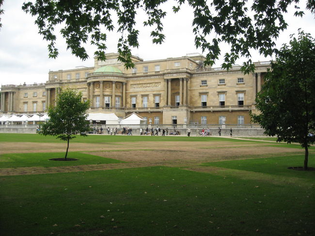 中庭からとったバッキンガム宮殿です。<br />大きさがわかりますか？<br /><br />ちなみに館内は撮影禁止のため写真はありません。<br />公式パンフレット等で見るしかありません。