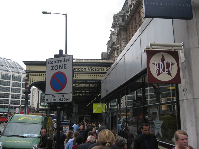 ヴィクトリア駅です。<br />お昼は、世界一周旅行定番のマクドナルドです。<br /><br />イギリスではクォーターパウンダーが普通でした。<br />味も日本と変わらずおいしかったですよ。<br /><br />物価の高いイギリスではそこそこ良い値段です。