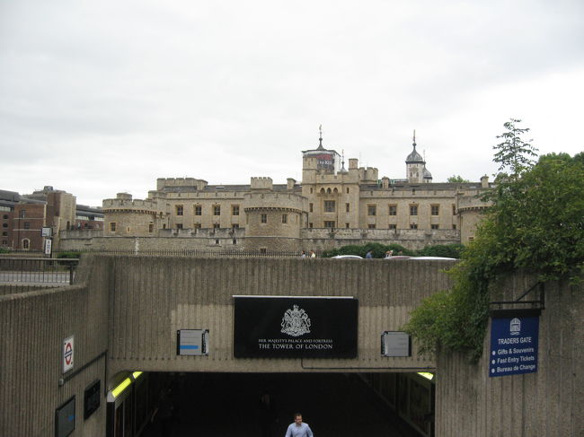地下鉄でタワー・ヒル駅に移動しました。<br />駅出たところから見えるロンドン塔です。<br /><br />本当に大きな要塞です。