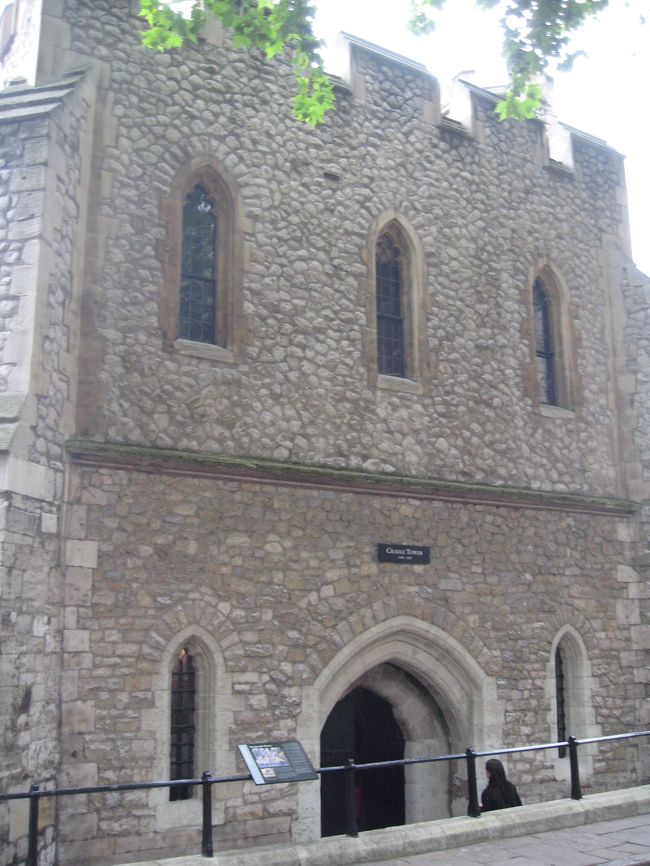 ロンドン塔の中です。<br />中に入ると大きさにびっくりなのと、写真をとってもあまりよくわからないですね。