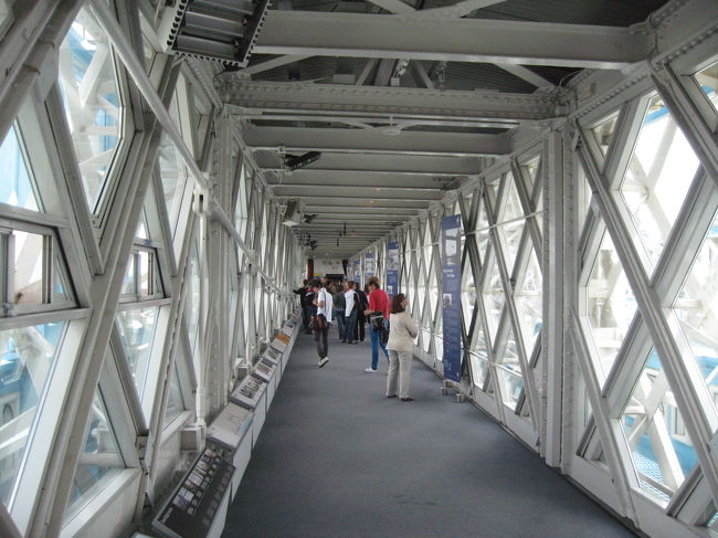 タワー・ブリッジの塔の間を結ぶガラス張りの橋です。<br />ここからの景色はすばらしいです。<br />途中途中に歴史や建築方法などの解説があります。<br /><br />すべてに日本語が書かれていて親切です。