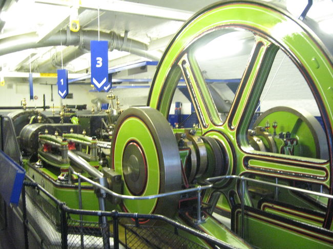 蒸気機関を見られます。<br />この機械では橋を上げ下げしていたみたいです。