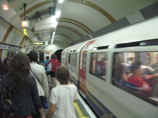 地下鉄に乗ってロンドン交通博物館まで移動です。<br /><br />ロンドンの地下鉄の狭さこの写真でわかりますか？<br />ドアが大きく曲がっていますね。<br />背の高い人なんて本当に天井に届いてしまっています。