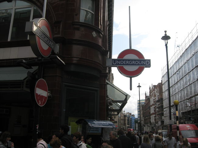 地下鉄に乗るにはこのマークを探してください。