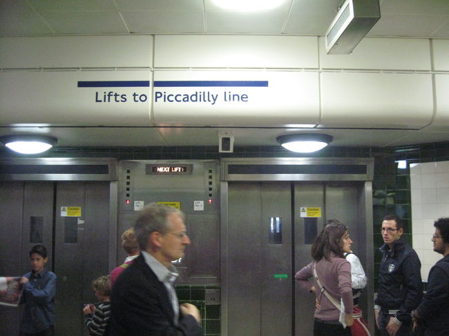 この駅はすごいのです。<br />ホームに降りるメインの手段がエレベータ・・・<br /><br />日本では考えられない方法ですね。<br />みんな結構エレベータの前で待つことになります。<br /><br />日本でラッシュ時にこの状況だと絶対に危険です。<br />それにしても駅が地下深い・・・<br /><br />しかも、よく赤信号で電車が止まる・・・<br />過密なダイヤなんでしょう。待たずにすぐに来ますから。