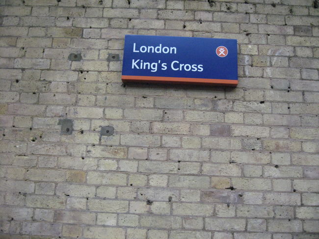 ロンドンのキングスクロス駅です。<br /><br />この名前で何かを思いつく人はいませんか？<br /><br />あの有名な場所です。