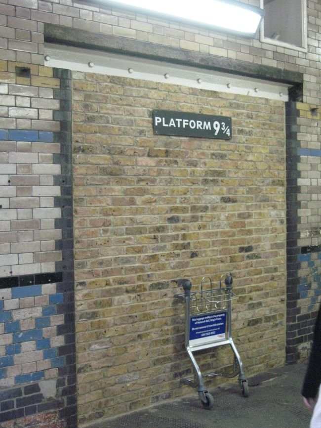 ハリーポッターの９と３／４番線です。<br /><br />このような演出もされています。