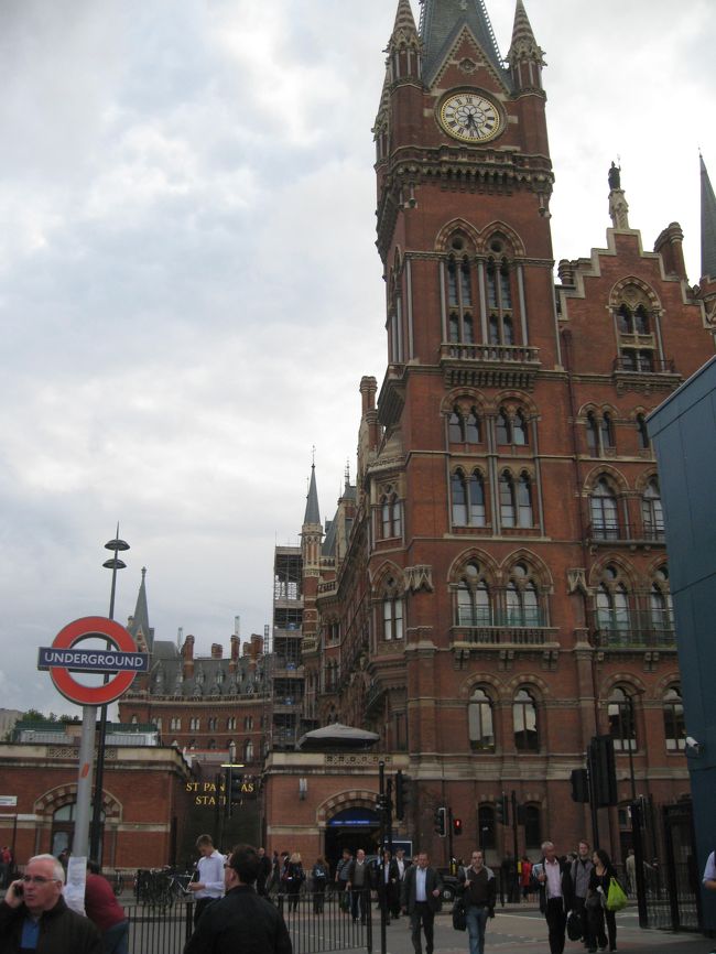 次はユーロスター発着の駅、セントパンクラス国際駅です。<br />明日の下見に来てみました。<br />とても雰囲気のある建物ですね。