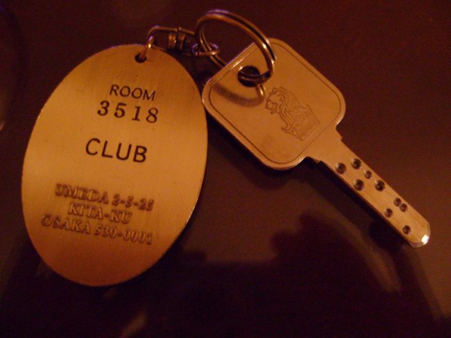 <br /> いつものクラブスィートへ。<br /><br />　ここへ来るとホッとする。<br /><br />　見慣れた家具、調度類。<br /><br />　スリッパを履けばいいのだけど、気が付けば<br /><br />　素足で歩いてる相方と私。