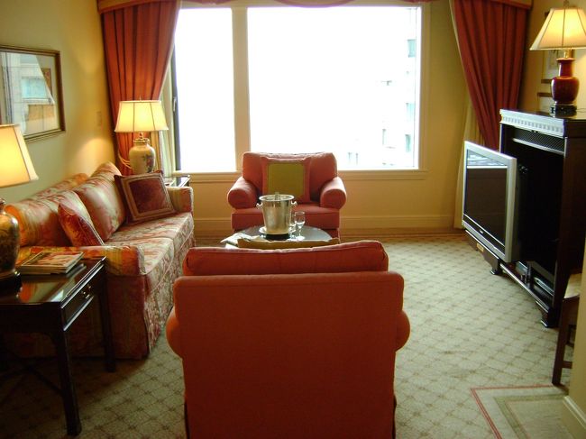 <br />　やはりワインを冷やしてます。<br /><br />　相方がのん兵衛なもので。<br /><br />　クラッシュした氷にボトルが冷やされて。<br /><br />　美味しそうに飲んでるの。　