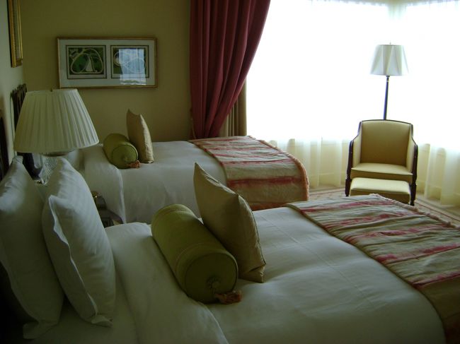 <br />　ベッドルームからコーナーを望む。<br /><br />　いつもの景色、吸い込まれそう。<br /><br />　コーナーの窓枠に腰掛けて、ワインと共に<br /><br />　しばし景色を眺める。