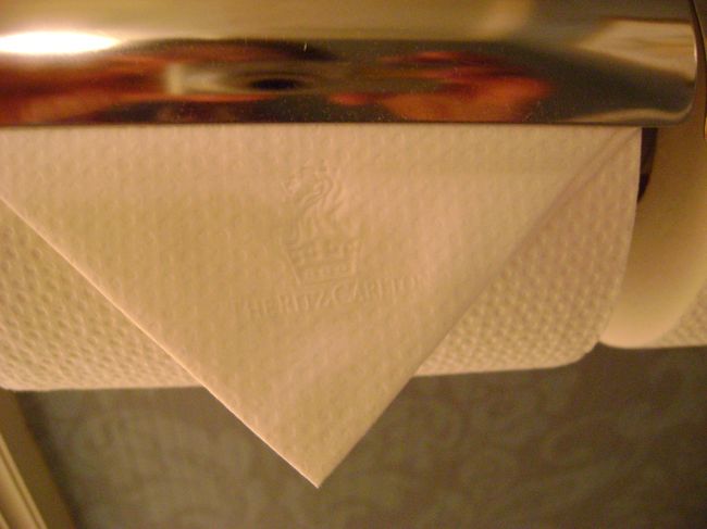 <br />　これは今回新発見！<br /><br />　トイレットペーパーが三角に折ってある中心に<br /><br />　リッツのシンボル、ライオンがプリントされてる。<br /><br />　とても解りにくいですが。<br /><br />　以前からあったかもしれないですが。。。。。<br /><br />　