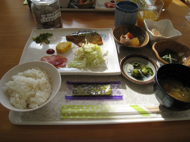 ＜２日目＞<br />１日目の昨日は石垣島へ夜遅く到着してすぐ<br />寝ちゃいました。今日はいよいよ竹富島へ。<br /><br />写真は石垣島のホテルの朝ごはん。<br />寝るだけだからと安ーーいホテルを選んだので<br />期待してなかったんですが、意外と豪華！<br />