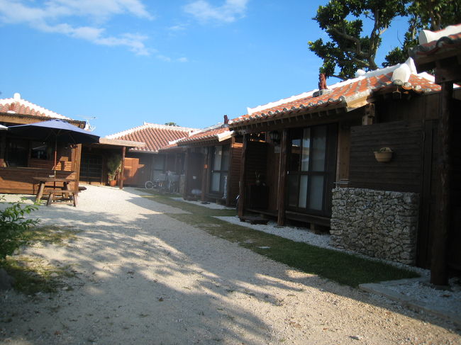 全てヴィラタイプのお部屋が並んでます。<br /><br />中庭にはデッキチェアなどのくつろぎスペースも<br />ありました。