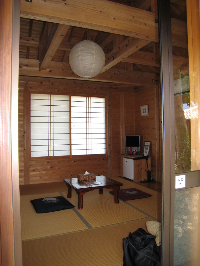 中はこんな感じ。<br />それほど広いわけじゃないけど清潔で快適で<br />落ち着く雰囲気です。<br />ちなみにもっとランクが上の広いお部屋もあります。<br /><br />バスルームやトイレなどの設備は最新のものが<br />整っていました。<br />バスルームとは別に、部屋ごとに野外シャワーも<br />ついていて、水着の砂などを落としたい時には<br />大変重宝でした。<br />