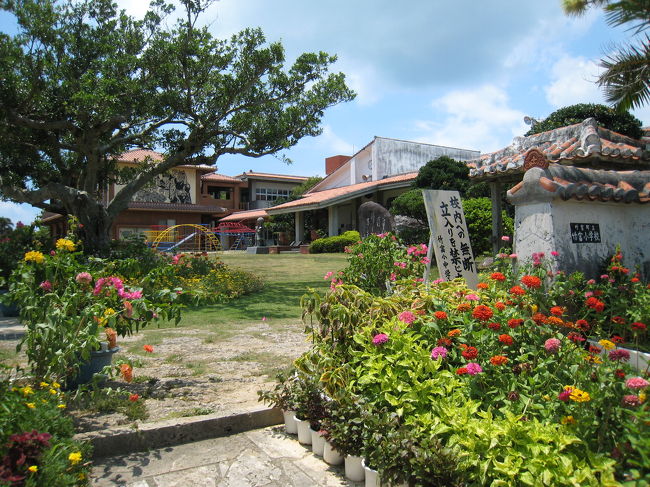 レンタサイクルで観光に出かけました。<br /><br />小学校です。残念ながら関係者以外立入禁止でした。<br />たくさんのお花と赤瓦の校舎がなんともステキ！<br />ちょっとでいいから中に入りたかったなぁ〜。