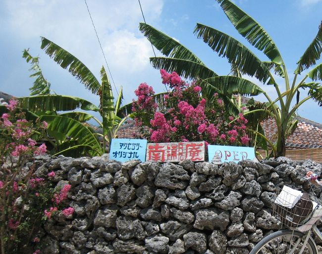 手作りアクセサリー屋さんの看板です。<br /><br />沖縄らしいデザインのアクセサリーやＴシャツが<br />ありましたよ。<br />かっこいよくて感じのいいお兄さんが作ってらっしゃいました。