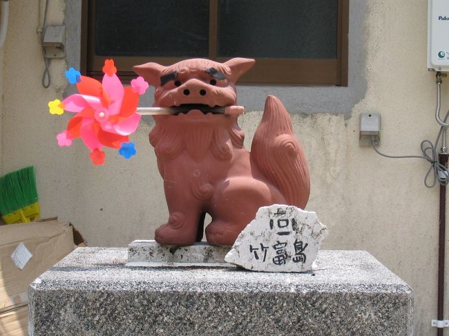 多分普通の民家だったと思うんですが、<br />門の上にいい感じのシーサーが。