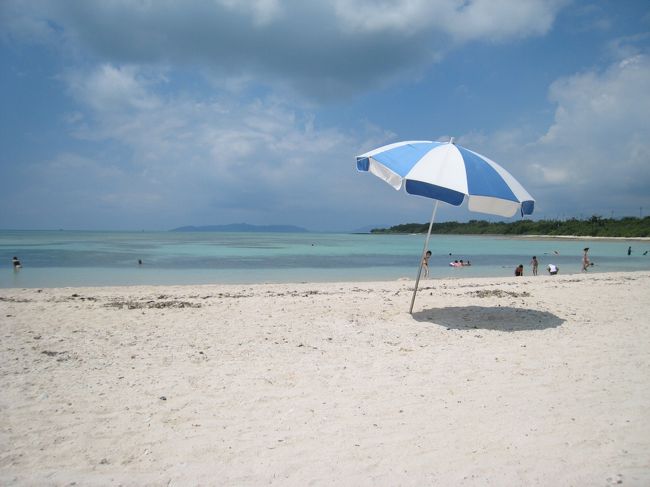 次はビーチへ。<br />こんなにきれいな海が日本にもあるんですね・・・。<br /><br />ビーチグッズレンタル＆軽食のお店（移動販売車）が<br />１軒あるだけで、あとはなーんにもありません。<br />うるさい音楽もかかってないし、海の家もないし、<br />人は少なめだし、私には理想のビーチでした。