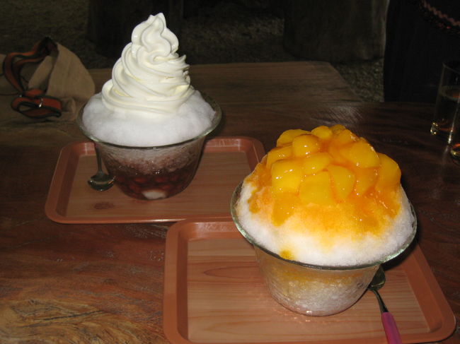 夕方までのんびりして、すっかり脱力したところで<br />甘いものを食べに行きました。<br />「パーラーぱいぬ島」のクリームぜんざいと<br />マンゴーかき氷です。<br />どっちもおいしかった〜！<br />お店の雰囲気もとてもよくて、イメージとしては<br />「田舎のおばあちゃんちの庭でなごんでる」感じ。