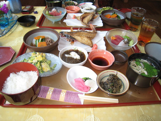 「ヴィラたけとみ」に戻って晩ごはんです。<br /><br />ここは朝・晩２食つきなんです。<br />どれも絶品でした！<br /><br />