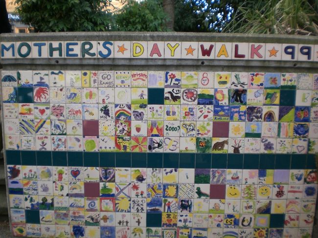 母の日に作ったタイル。<br />日本人の子供が描く絵とは違います(あたり前か)