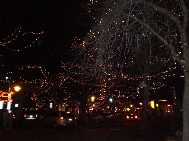 夜はきらびやかな町並みなんだけど、<br />人通りも少なくスゴク寂しく感じます。