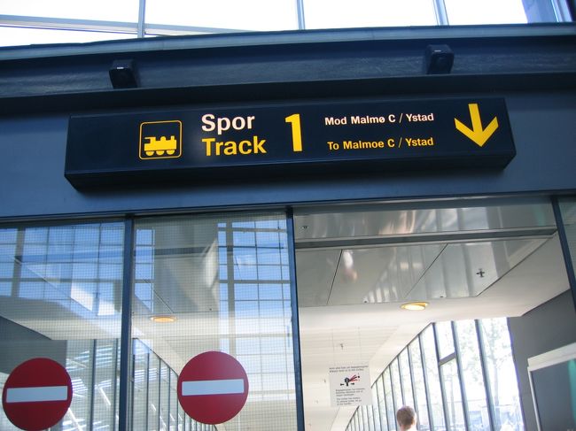 空港からスーツケースを抱えて、お隣の国スウェーデンのマルメに移動します。