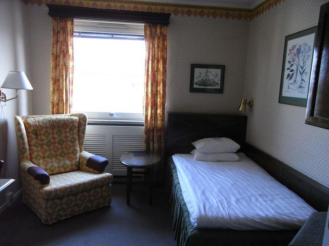 ホテルのお部屋。カントリー調。<br />何か学生寮っぽい。