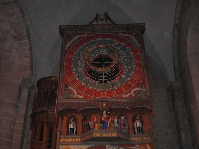 固唾をのんでみんなで見守っていたら、スローな感じでかわいい人形が出てきて、意外に地味なのがほのぼのとさせられました。