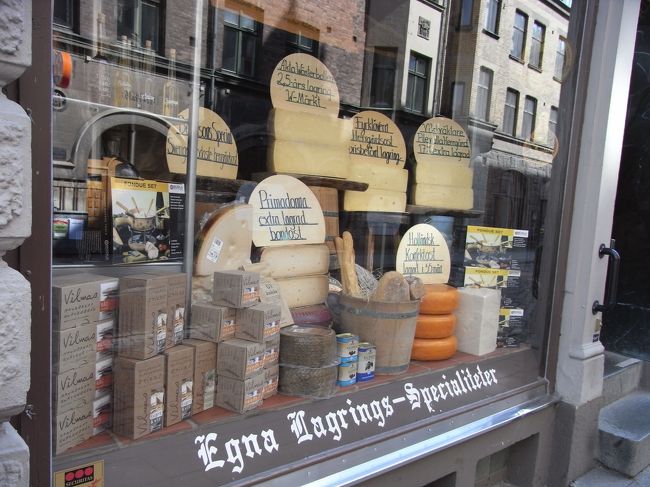 ここはチーズ屋さんかな。