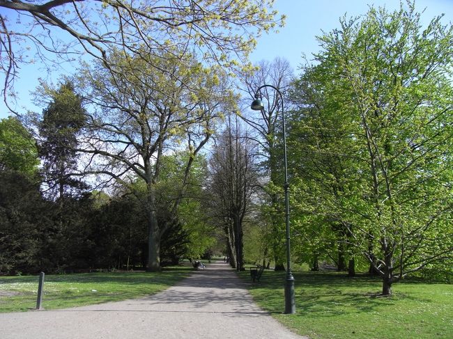 クングス公園。<br />マルメ城を目指します。