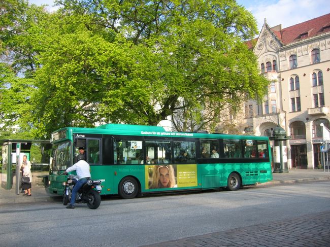 このようなバスです。<br />約３０分でターニング・トルソに到着します。