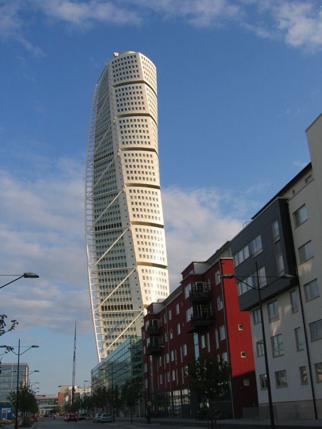 そのおしゃれな建物の先にターニング・トルソが見えてきました。